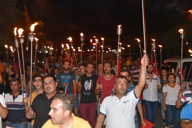 Milas’ta binlerce kişi fener alayına akın etti
