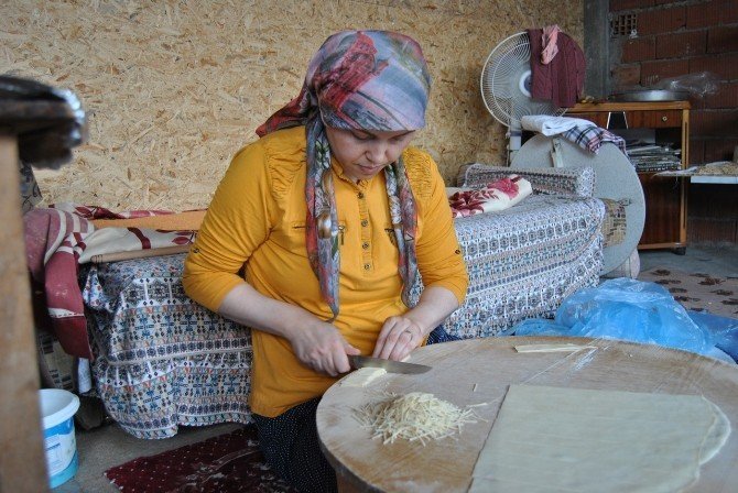 Ev hanımları kışlık yiyecek yaparak aile ekonomisine katkı sağlıyor