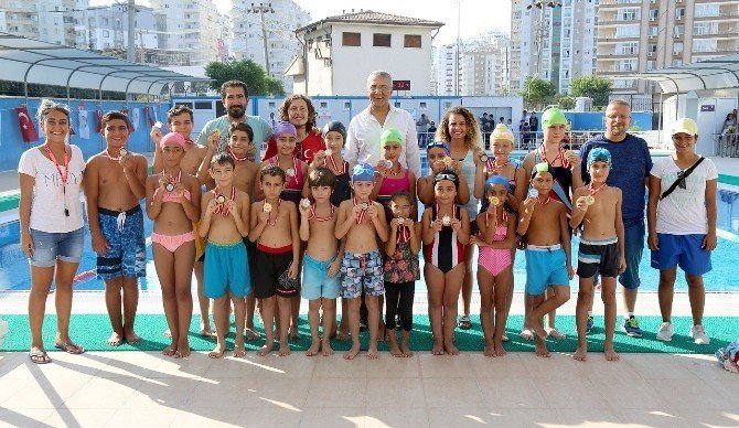 Mezitli Belediyesi’nin kurslarında 2 bin öğrenci yüzme öğrendi