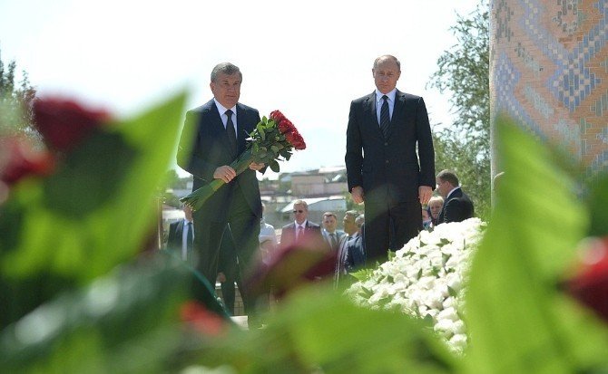 Putin, Özbekistan Devlet Başkanı Kerimov’un mezarını ziyaret etti