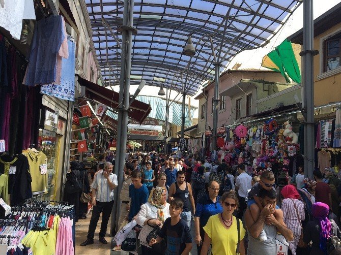 Bursalılar bayram alışverişi için çarşıya akın etti