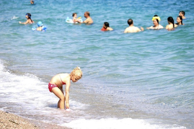 Tatilciler Antalya sahillerini doldurdu