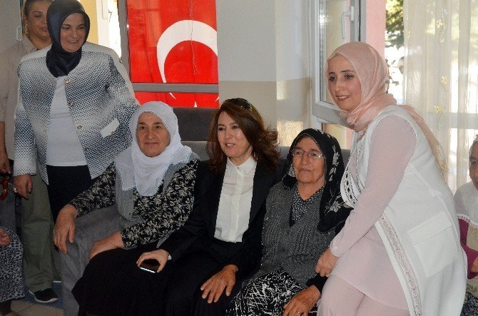 Bakan Tüfenkci’nin eşi Esra Tüfenkci yaşlıları ve çocukları ziyaret etti