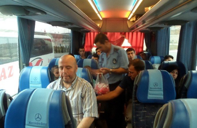 Bozüyük Belediyesi’nden şehirlerarası yolculara lokum ve gül suyu ikramı