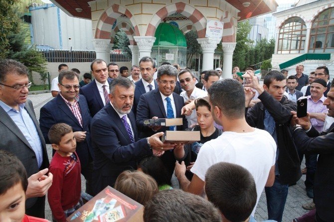 Başkan Karadeniz’den çocuklara nostaljik bayram hediyesi
