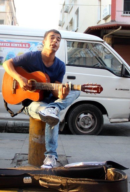 Sokaklarda gitar çalarak engelli annesine ve babasına bakıyor