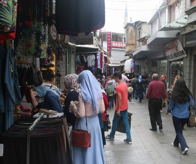 Trabzon’da çarşı pazarda okul hareketliliği
