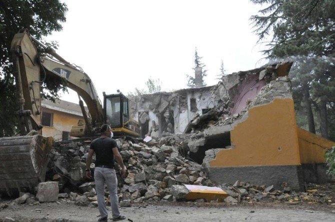 Söğüt’te uzun zamandır boş olan eski Sağlık Ocağı ve lojman binalarının yıkımına başlanıldı