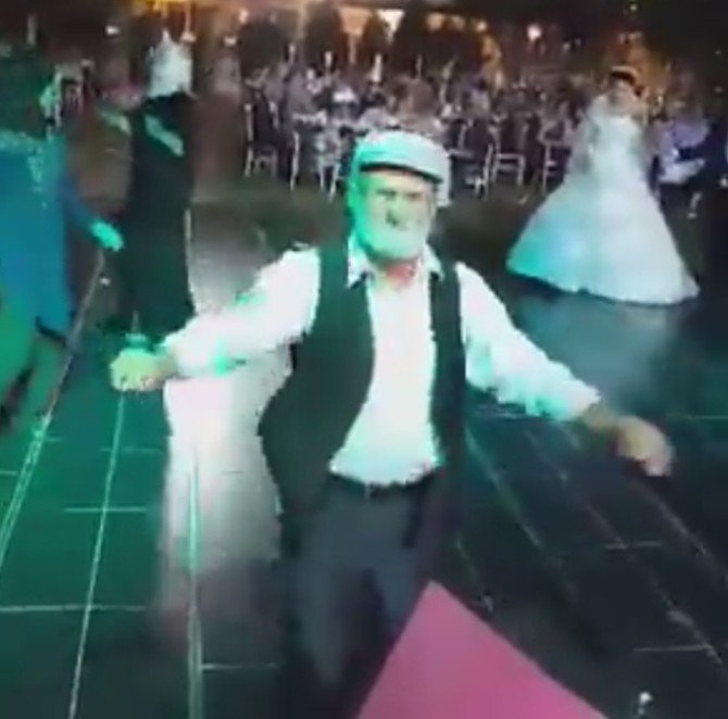 80’lik dedenin düğündeki dansı izlenme rekorları kırdı