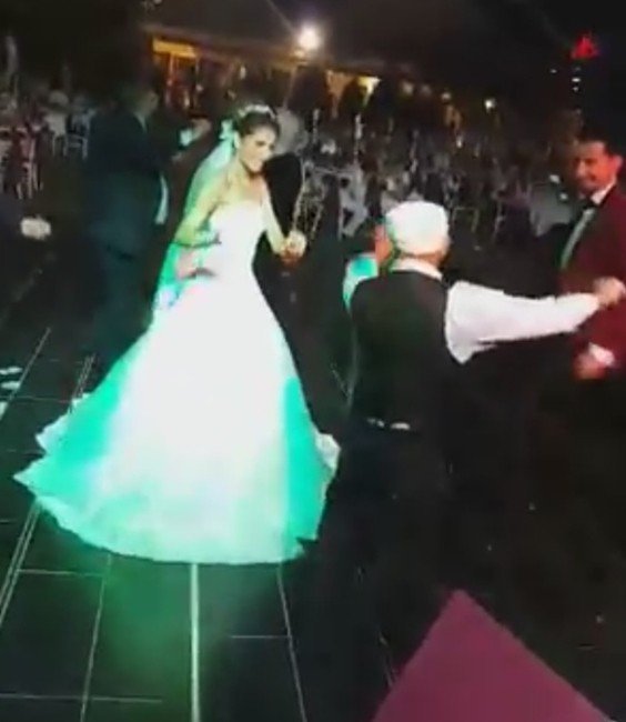 80’lik dedenin düğündeki dansı izlenme rekorları kırdı