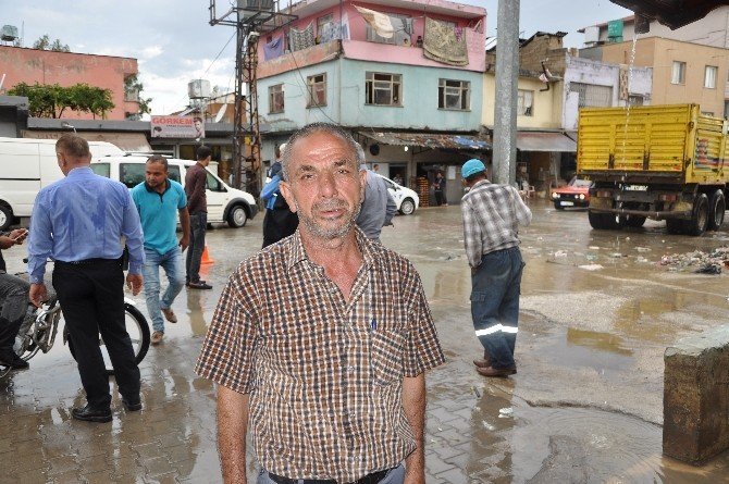 Reyhanlı’da aşırı yağış ev ve iş yerlerini sular altında bıraktı