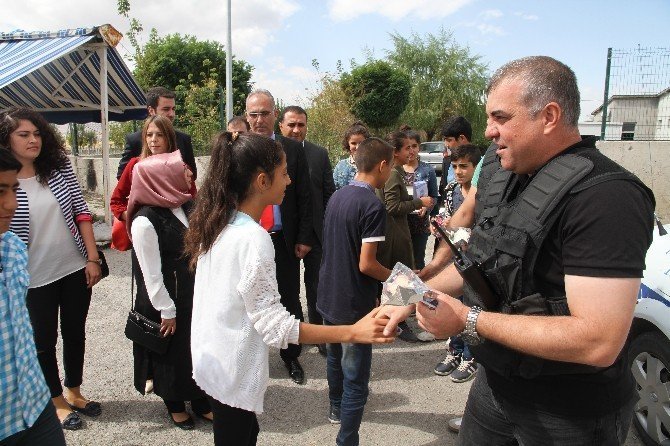 Kız öğrencilerden, görev başındaki Mehmetçik ve polise anlamlı ziyaret