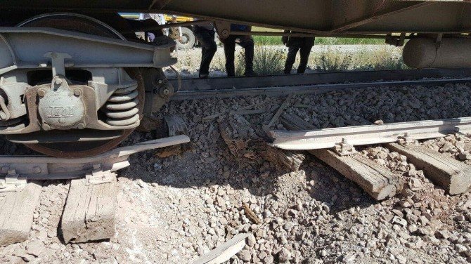 Yük trenine bombalı saldırı: 1 yaralı