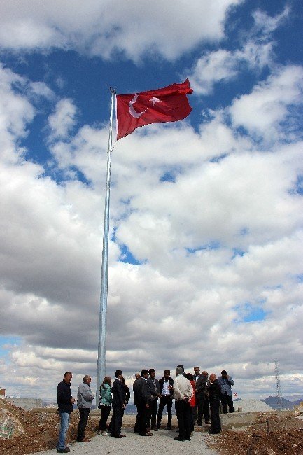 Çankaya’nın tepesine dev Türk bayrağı