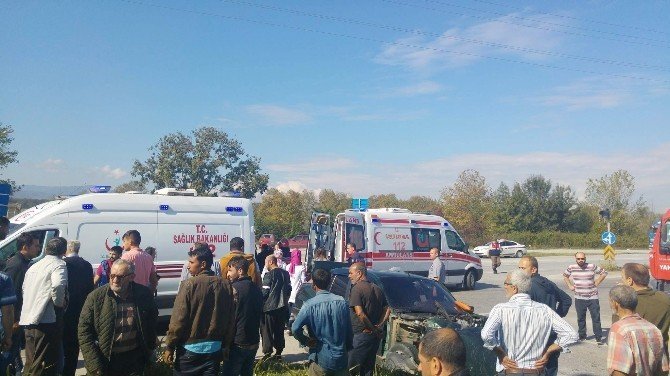 Sakarya’da otomobille kamyon çarpıştı: 3 yaralı