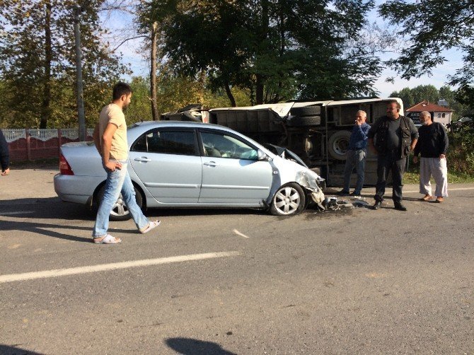 Öğrenci minibüsü otomobille çarpıştı: 12 yaralı