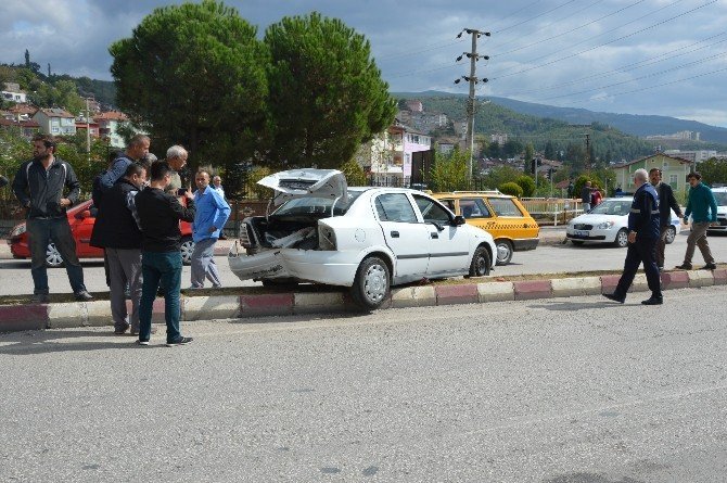 Niksar’da iki otomobil çarpıştı: 4 yaralı