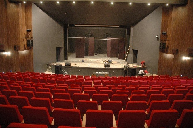 Van Devlet Tiyatrosu 5 yıl aradan sonra perdelerini açıyor
