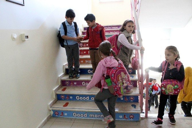 Merdiven çıkarak İngilizce öğreniyorlar