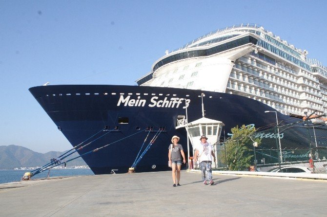 Yüzen saray "Mein Schiff 3" Marmaris’te