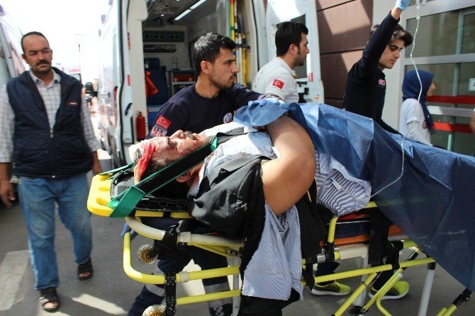 Kazazedenin yakını ambulansın camını kırdı