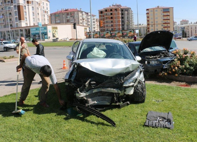 Sivas’ta iki otomobil kavşakta çarpıştı: 4 yaralı