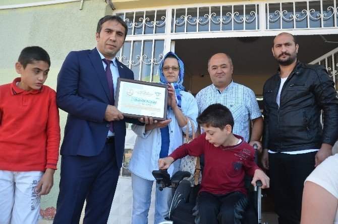 Vefat eden kardeşinin tekerlekli sandalyelerini bağışladı