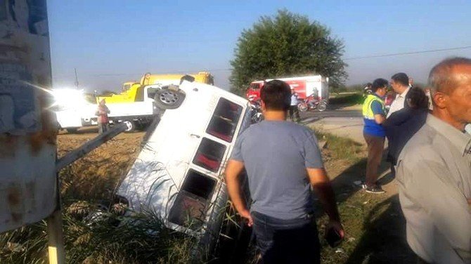 Aydın’da öğrenci servisiyle otomobil çarpıştı: 11 yaralı