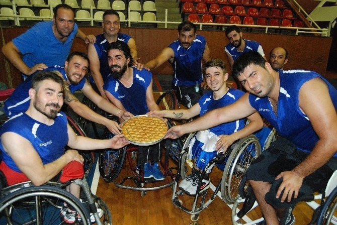 Büyükşehir’de engelli basketçiler göz kamaştırıyor