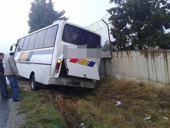 Yoldan çıkan belediye otobüsü duvara çarptı