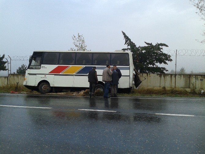 Yoldan çıkan belediye otobüsü duvara çarptı