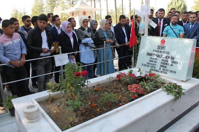 350 genç Ömer Halisdemir’in mezarını ziyaret etti