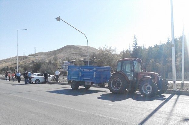 Otomobil traktörle çarptı: 1 yaralı