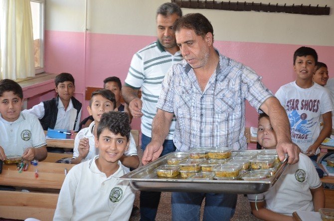 Viranşehir’de öğretmen ve öğrencilere aşure ikramı