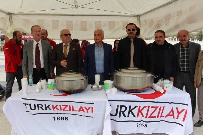 Sivas’ta Kızılay bin kişilik aşure dağıttı