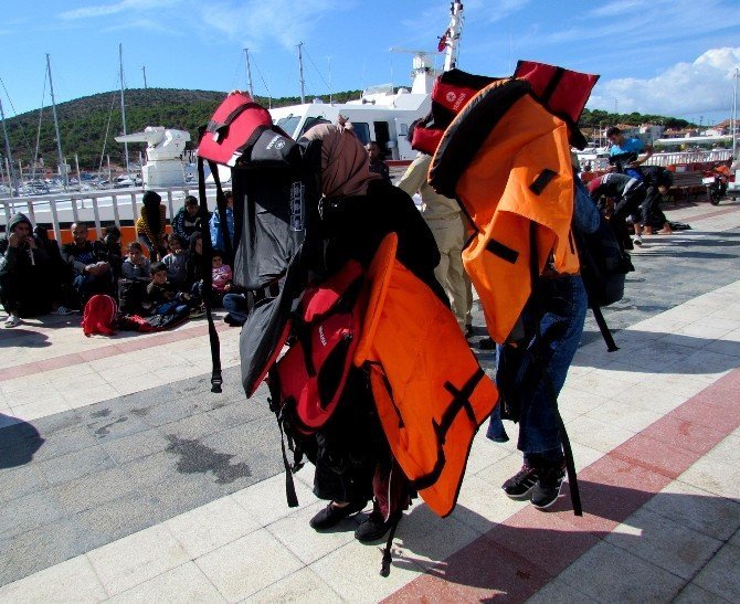 Sığınmacılar Sahil Güvenliği görünce denize atladı