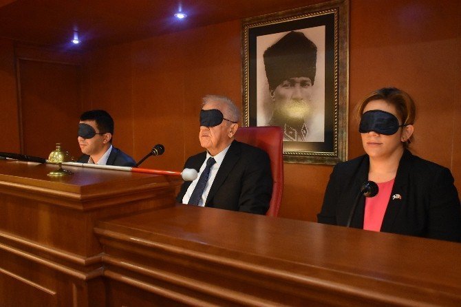 Meclis toplantısına gözleri kapalı ve ellerinde beyaz bastonla katıldılar