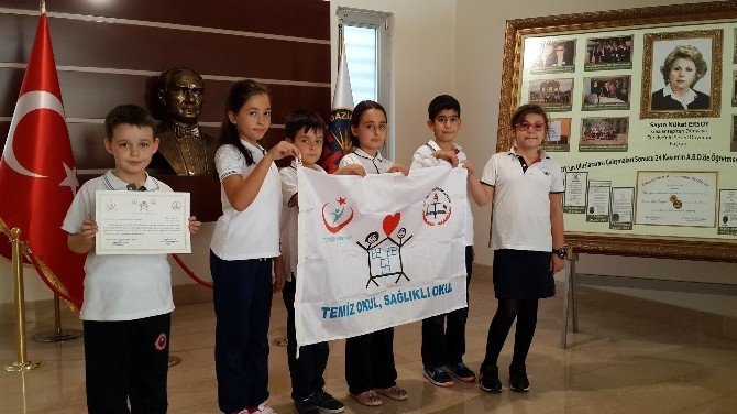 Gaziantep Kolej Vakfı İlkokulu’na beyaz bayrak