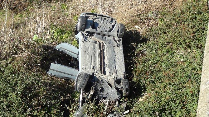 Otomobil şarampole devrildi: 1 ölü, 2 yaralı