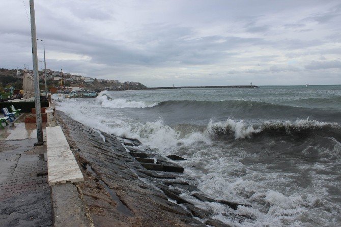 Şiddetli poyraz Marmara Denizi’nde ulaşımı olumsuz etkiledi