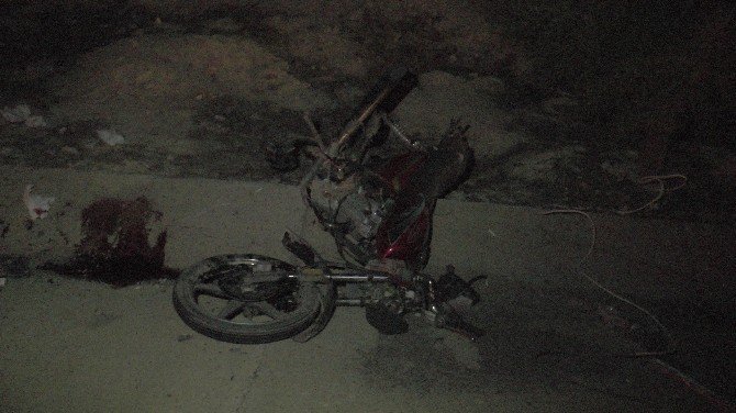 Minibüsün çarptığı motosikletin üzerindeki 3 işçi yaralandı