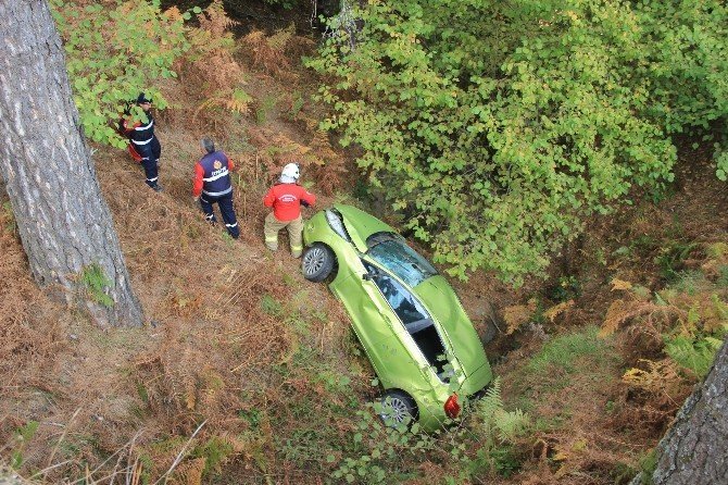 Otomobil 20 metrelik şarampole uçtu: 2 yaralı