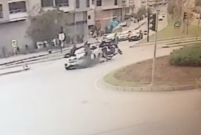 İki motosiklet aynı anda otomobile çarptı: 2 yaralı
