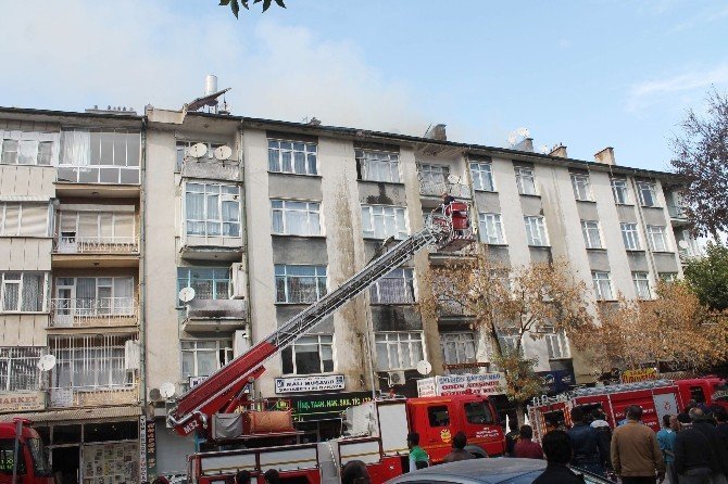 Konya’da 4 katlı binanın çatısında çıkan yangın paniğe yol açtı