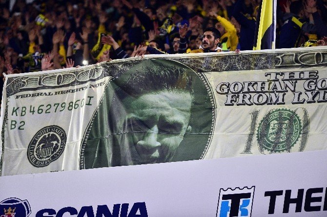 Fenerbahçe tribününde ilginç Gökhan Gönül pankartı