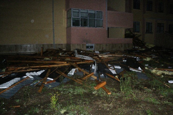 Fırtınada hasar gören pansiyondaki 38 öğrenci tahliye edildi