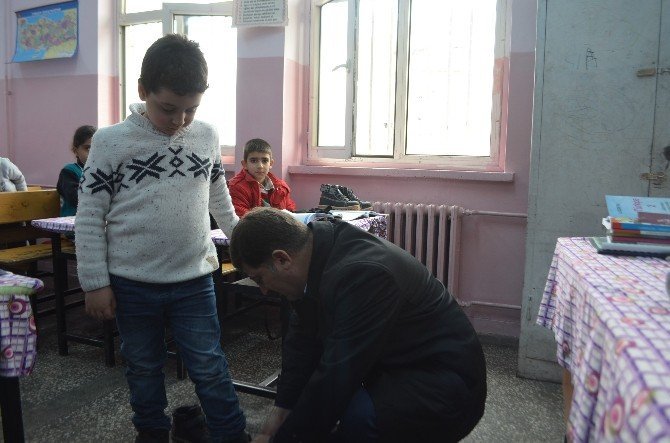 AK Parti’den öğrencilere kışlık ayakkabı yardımı