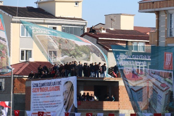 Cumhurbaşkanı Erdoğan’ı görebilmek için çatılara çıktılar