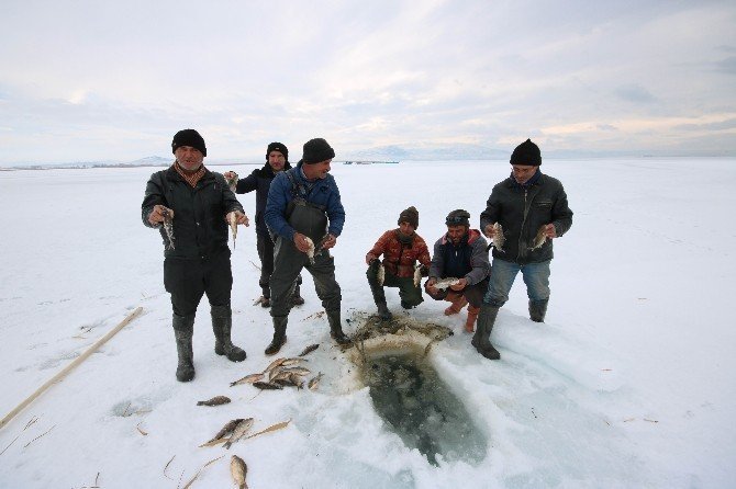 Konya'da “eskimo” usulü balık avı