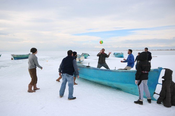 Konya’da balıkçılar donan gölde voleybol oynadı